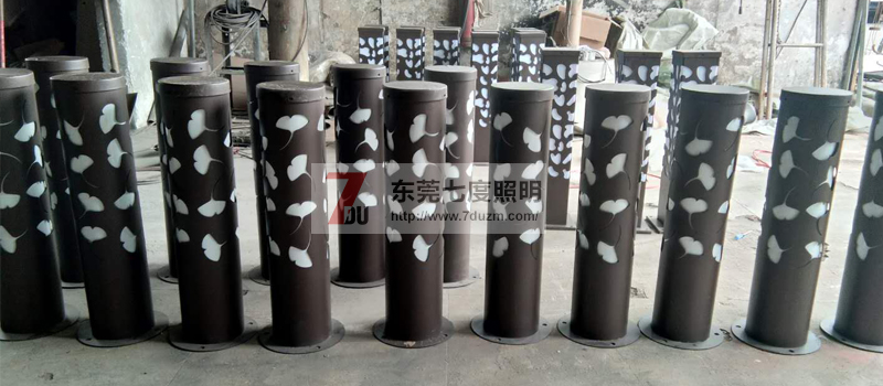 草莓视频色板(QDCPD-002)割花镂空圆柱LED草坪灯生产实拍图片