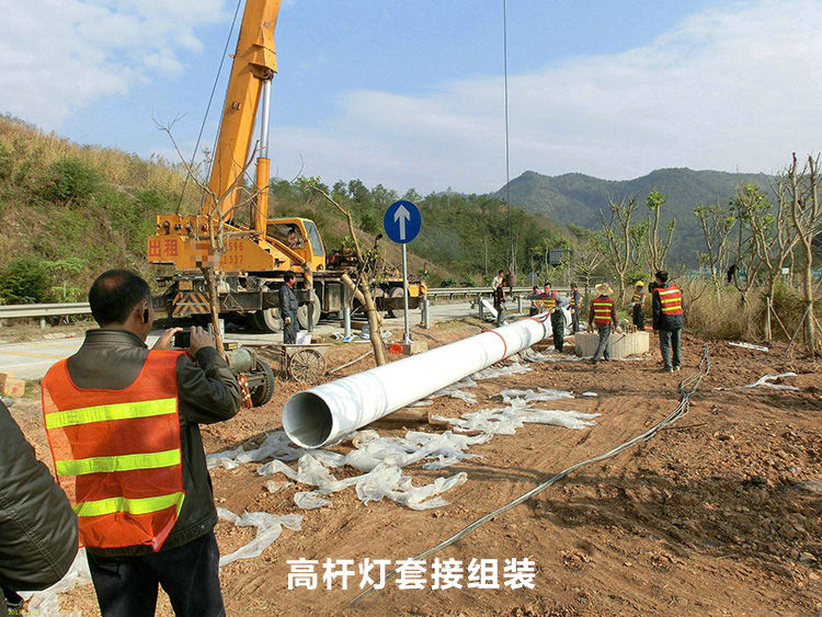高速公路路口30米污版草莓视频灯杆套接安装现场