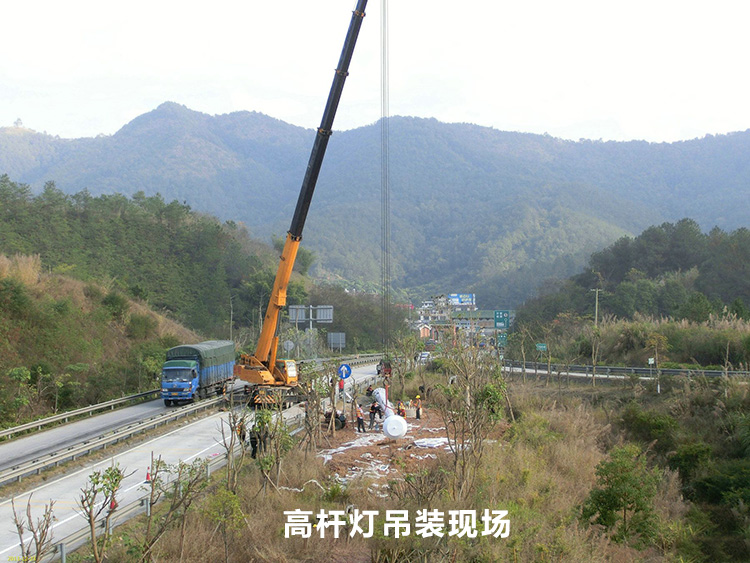 高速公路入口立交30米升降式污版草莓视频吊装立杆现场